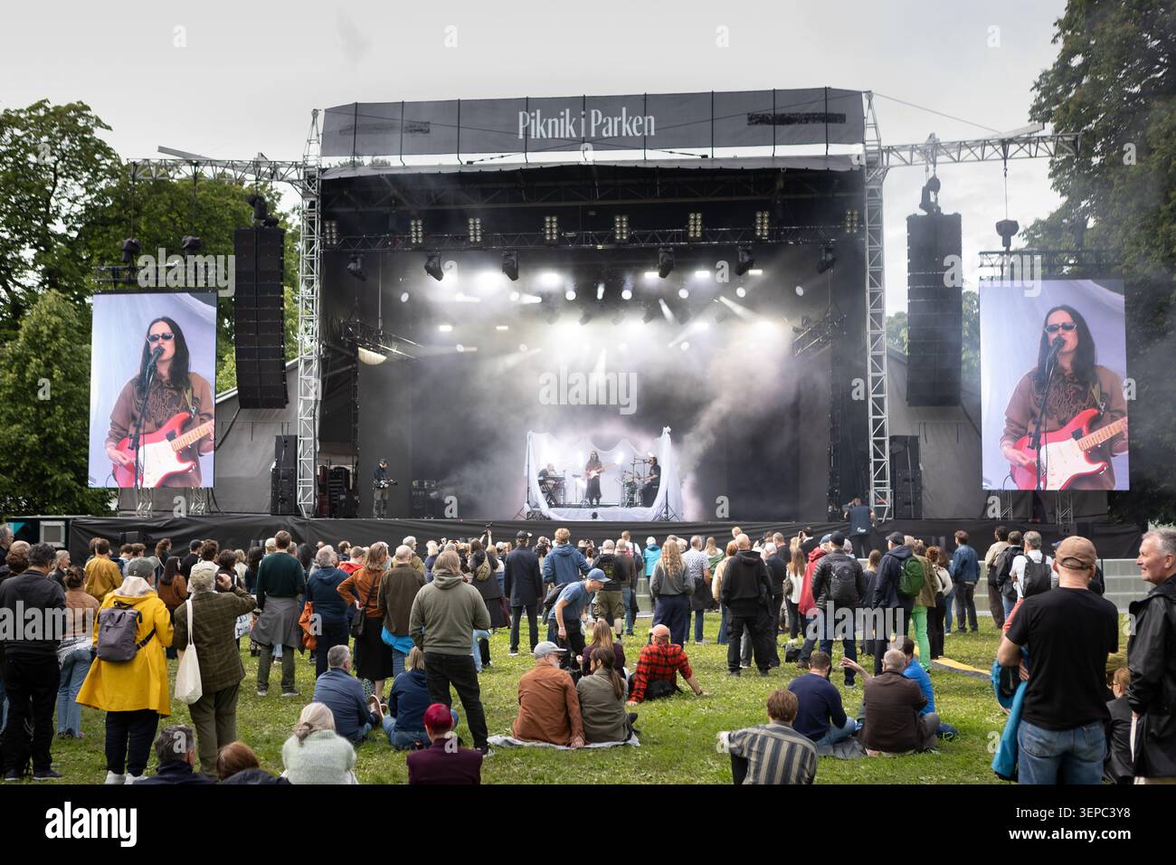 Oslo, Norvegia. 12 giugno 2026. La cantante e musicista norvegese Iris Caltwait esegue un concerto dal vivo durante il festival musicale norvegese Piknik i Parken 2026 a Oslo. Foto Stock