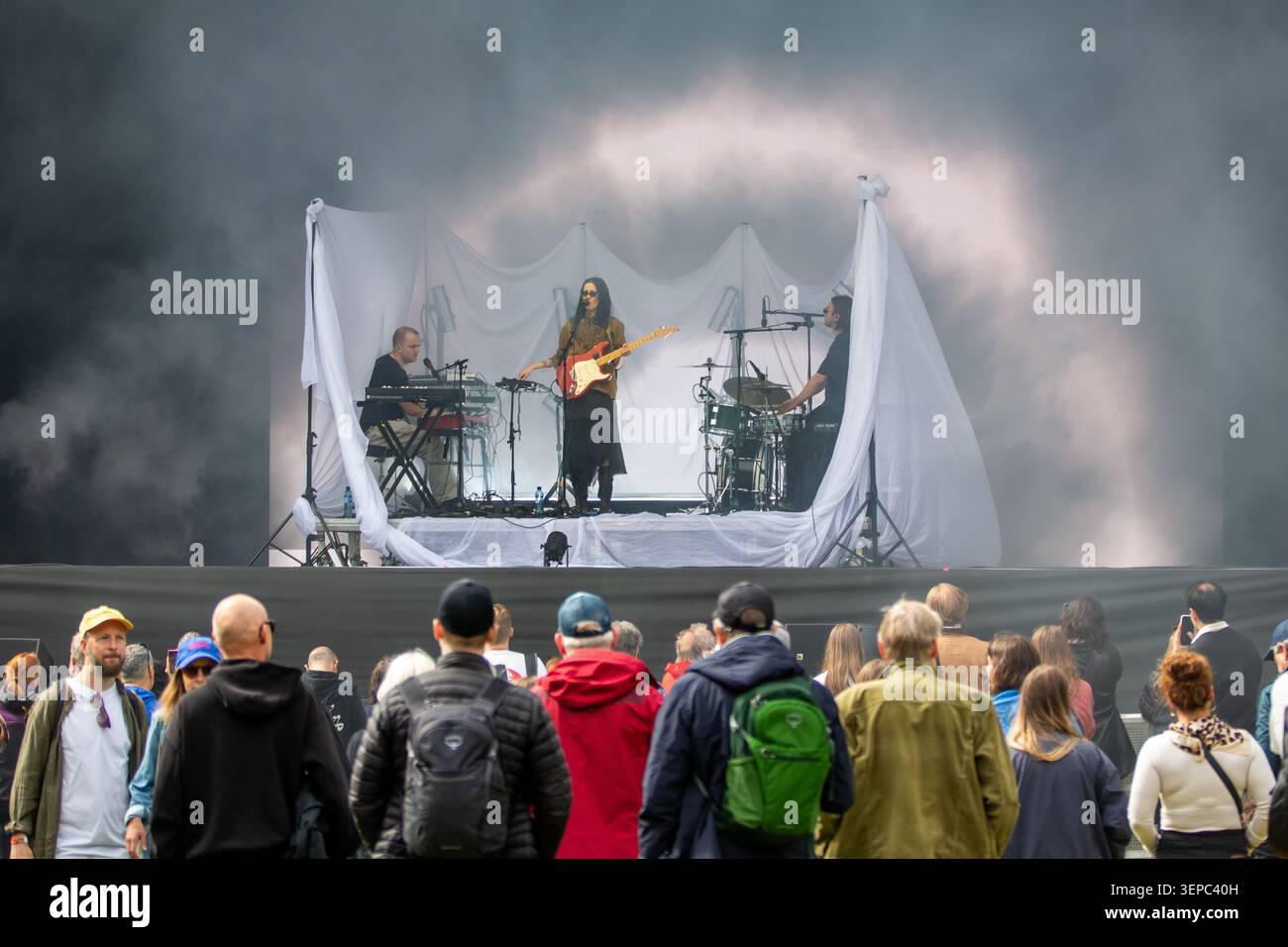 Oslo, Norvegia. 12 giugno 2026. La cantante e musicista norvegese Iris Caltwait esegue un concerto dal vivo durante il festival musicale norvegese Piknik i Parken 2026 a Oslo. Foto Stock