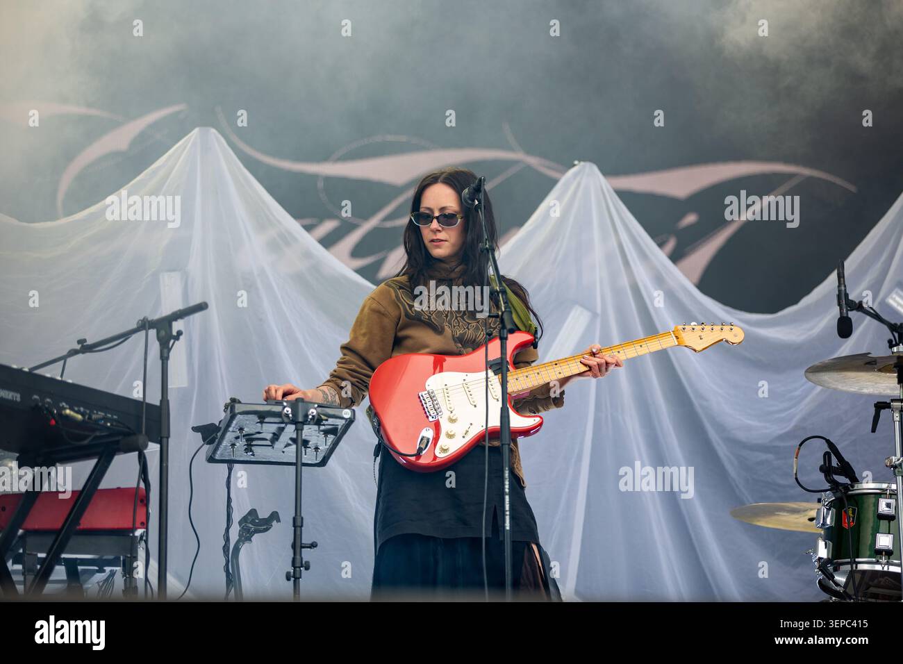 Oslo, Norvegia. 12 giugno 2026. La cantante e musicista norvegese Iris Caltwait esegue un concerto dal vivo durante il festival musicale norvegese Piknik i Parken 2026 a Oslo. Foto Stock