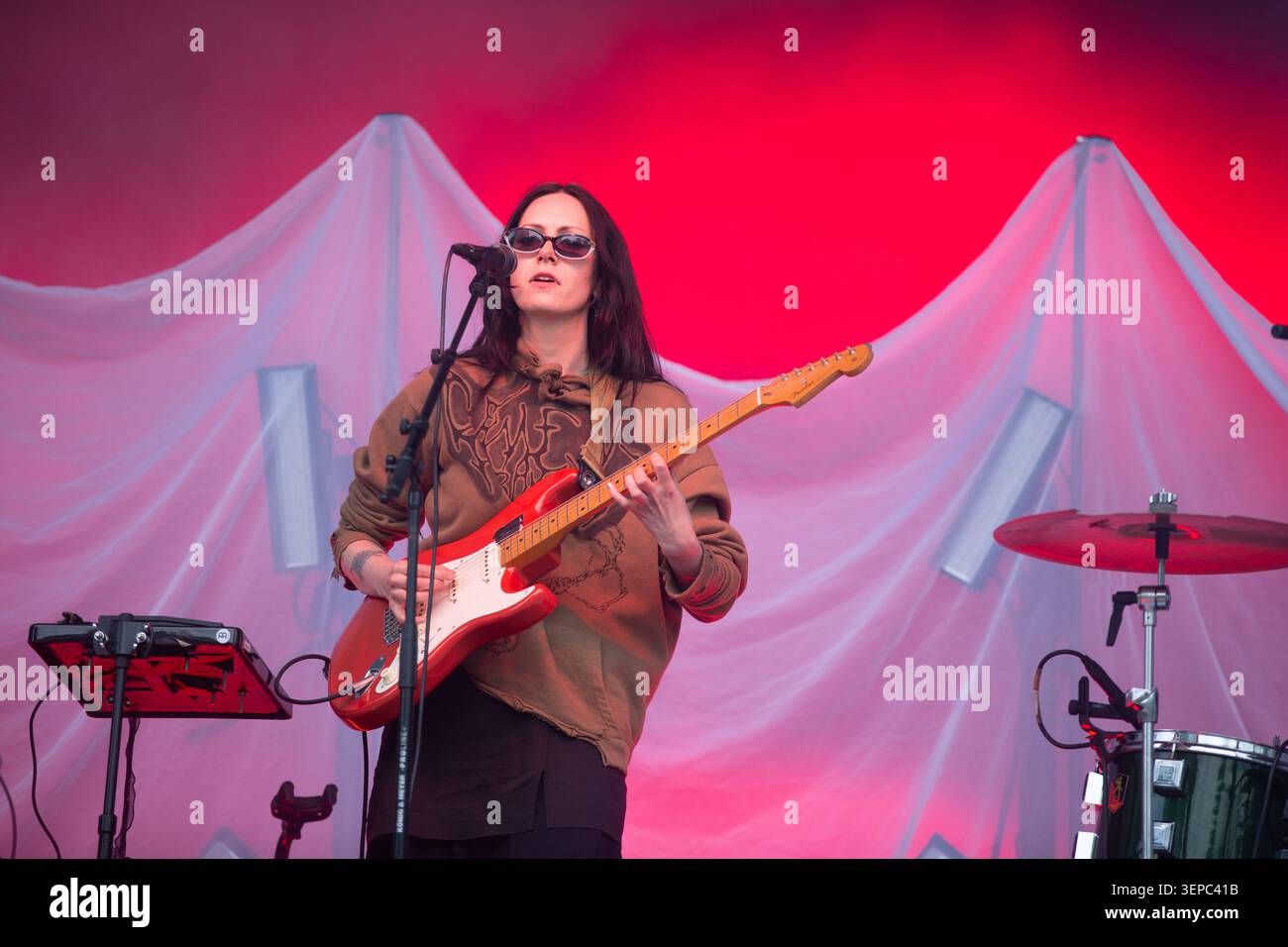 Oslo, Norvegia. 12 giugno 2026. La cantante e musicista norvegese Iris Caltwait esegue un concerto dal vivo durante il festival musicale norvegese Piknik i Parken 2026 a Oslo. Foto Stock