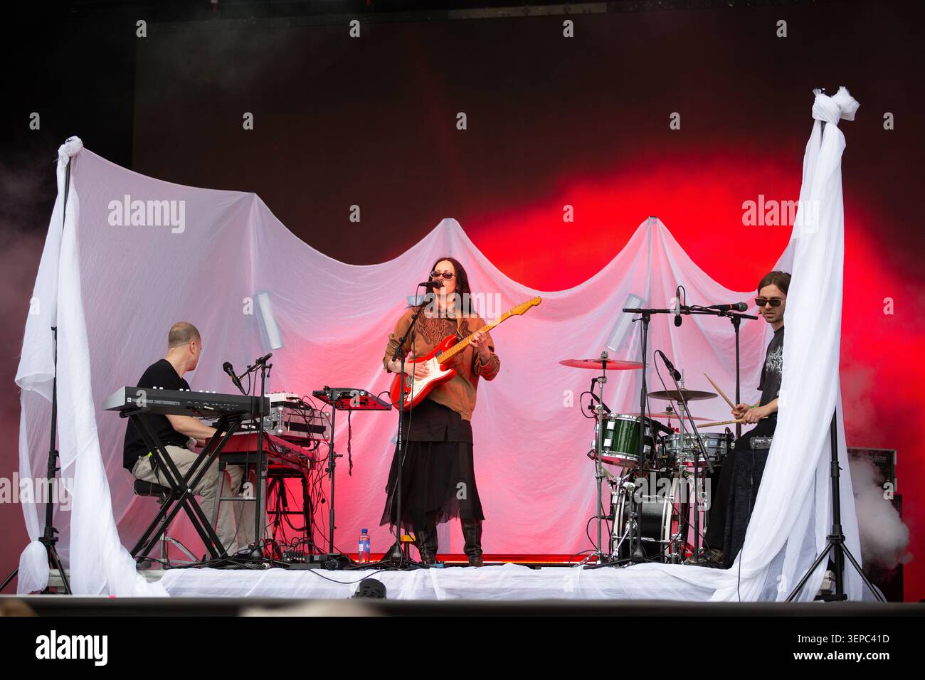 Oslo, Norvegia. 12 giugno 2026. La cantante e musicista norvegese Iris Caltwait esegue un concerto dal vivo durante il festival musicale norvegese Piknik i Parken 2026 a Oslo. Foto Stock