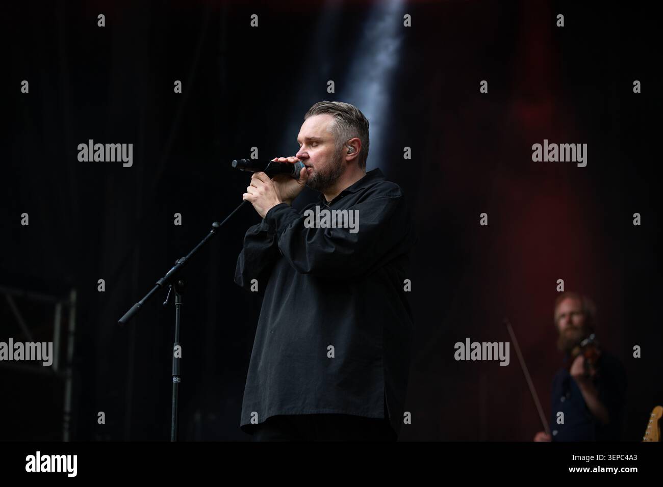 Oslo, Norvegia. 12 giugno 2026. Il cantante e cantautore norvegese Truls esegue un concerto dal vivo durante il festival musicale norvegese Piknik i Parken 2026 a Oslo. Foto Stock