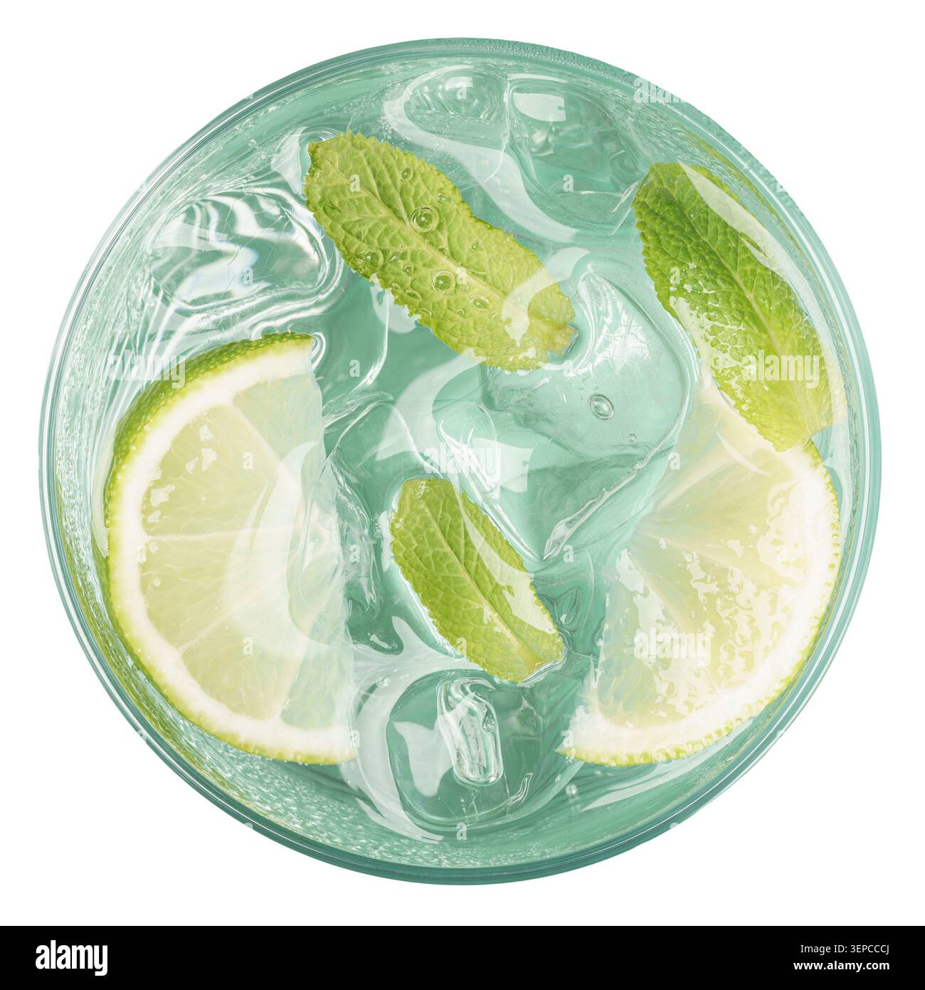Vista dall'alto del cocktail Mojito con spicchi di lime foglie di menta e ghiaccio trasparente Foto Stock