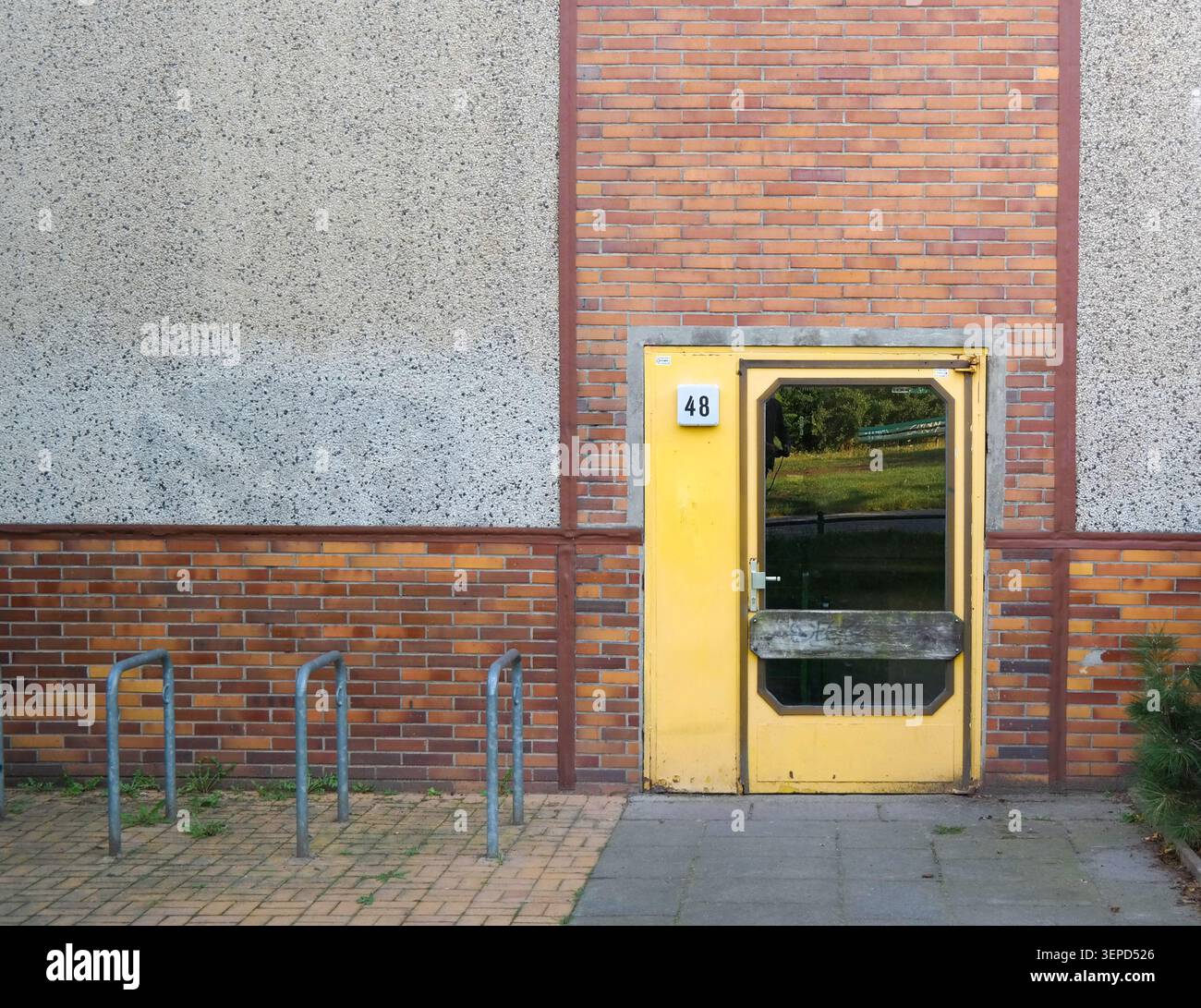 Ingresso alla casa di Berlino Est, solitudine e umore urbano post-socialista, Berlino, Germania Foto Stock