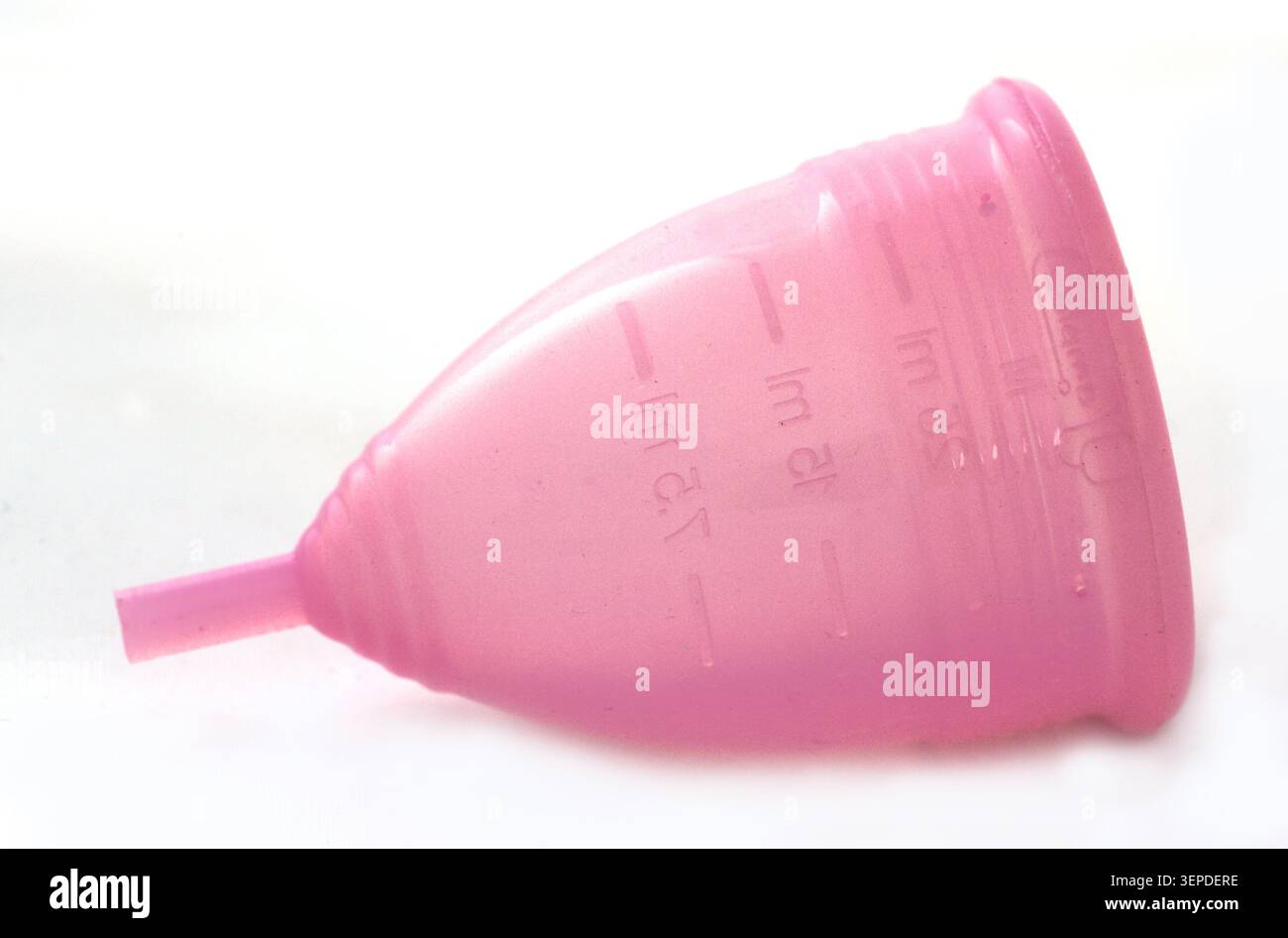 Tazza mestruale rosa riutilizzabile su sfondo bianco Foto Stock
