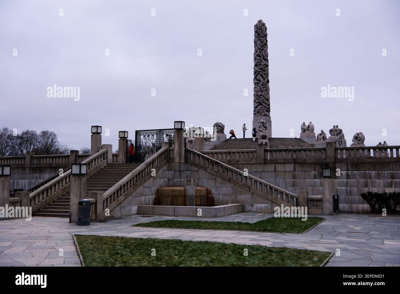 Oslo, Norvegia-26 novembre 2025: La maestosa scalinata monolitica e in pietra al Vigeland Sculpture Park di Oslo, Norvegia. Foto Stock