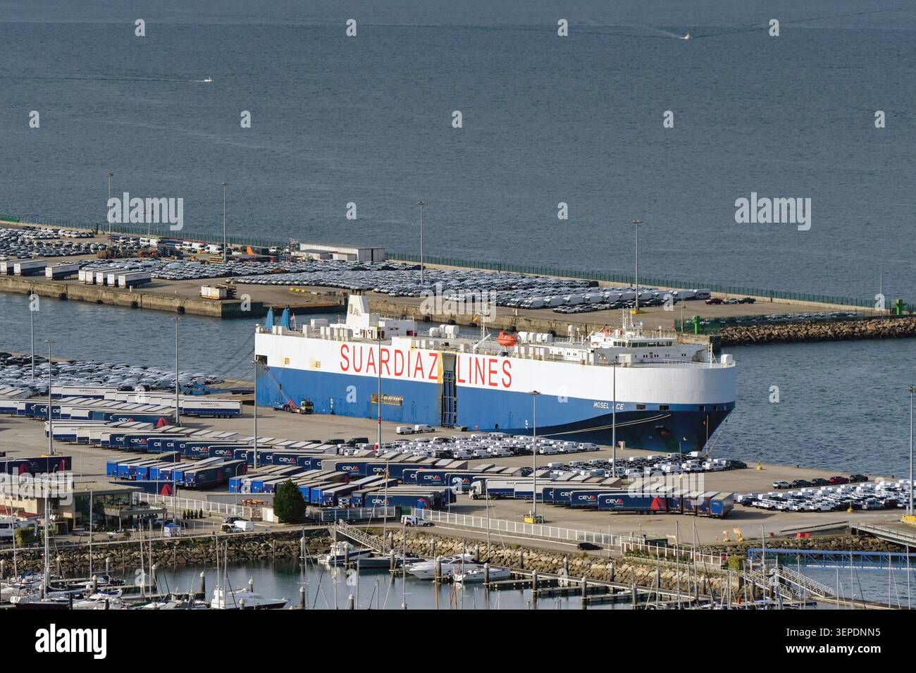 Vigo, Galizia, Spagna - 14 gennaio 2025: Nave da trasporto Mosel Ace gestita dalla Suardiaz Lines attraccata nel porto di Vigo Foto Stock
