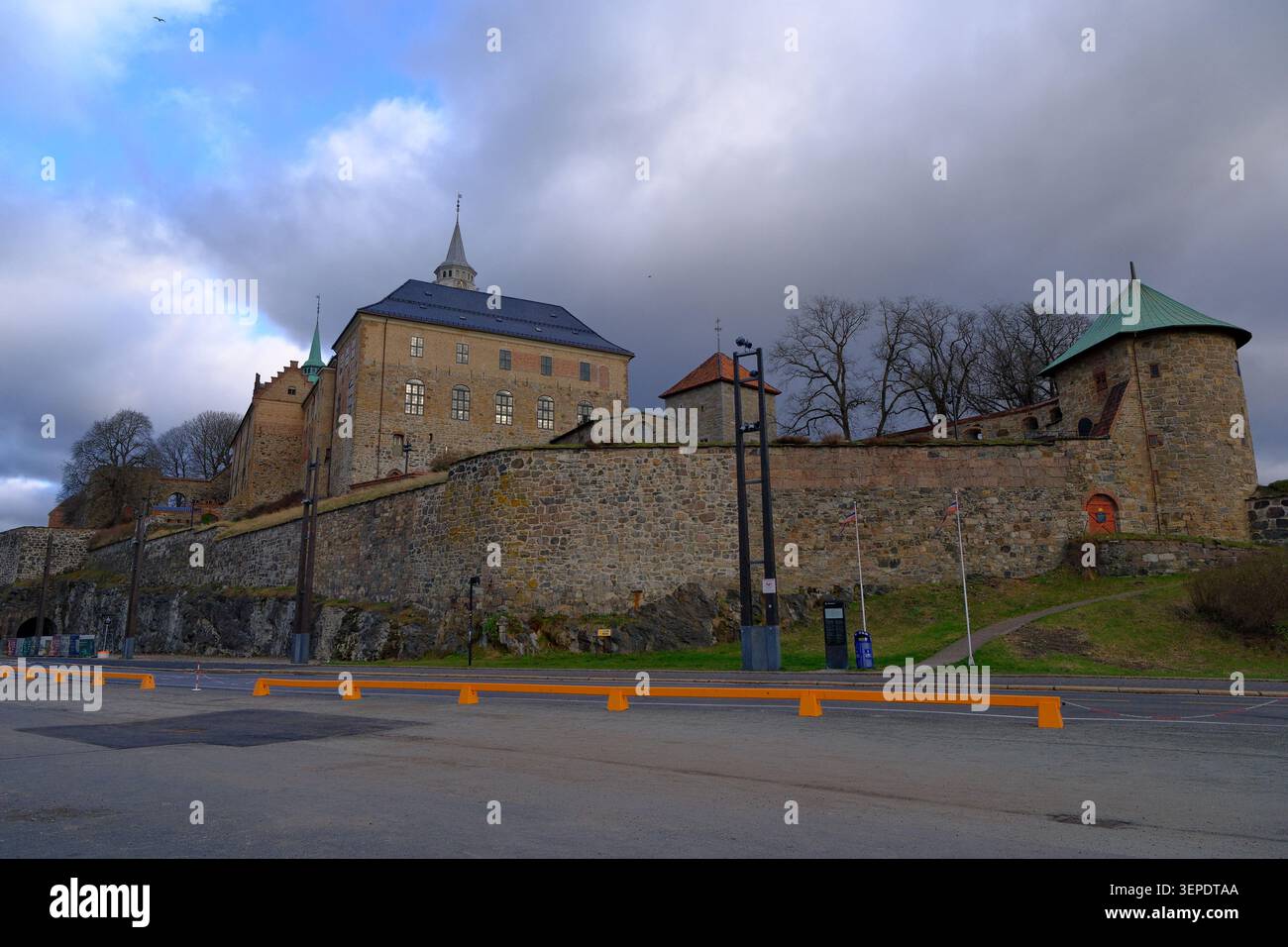 Oslo, Norvegia-26 novembre 2025: Pareti esterne in pietra della storica fortezza di Akershus a Oslo, Norvegia. Foto Stock