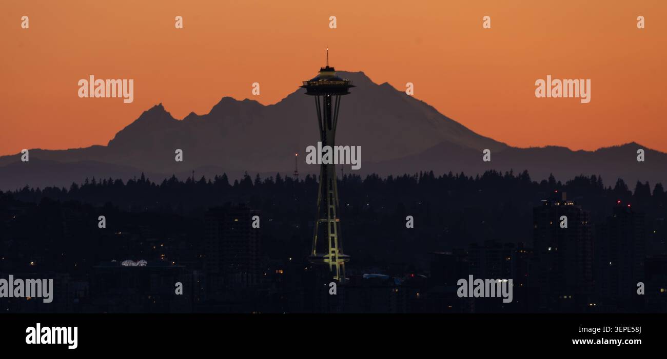 Space Needle e Mt. Fornaio Foto Stock
