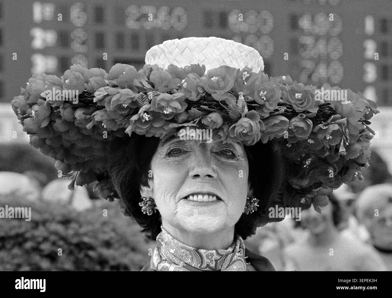Bessie Erlanger al Kentucky Derby 1977 a Churchill Downs. Era una patrona regolare all'evento e indossava sempre lo stesso cappello con petali di rosa. Sabato 7 maggio 1977. Foto Stock