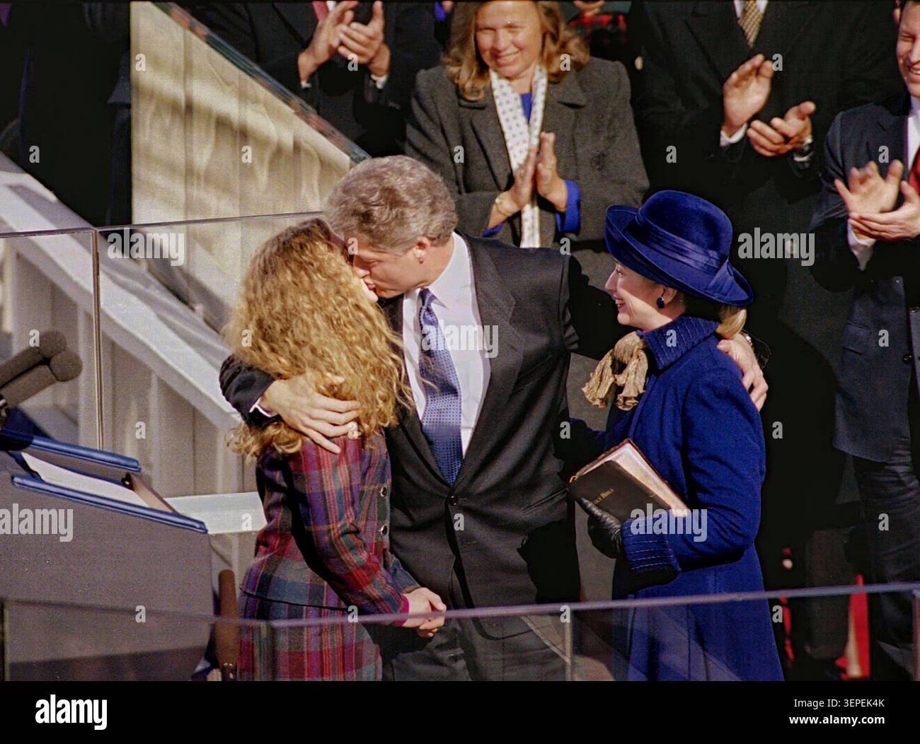 Il presidente William Jefferson Clinton dà un bacio alle sue figlie Chelsea, dopo che ha giurato come 412° presidente degli Stati Uniti. Sua moglie, Hillary, al suo fianco. 20 gennaio 1983 Foto Stock