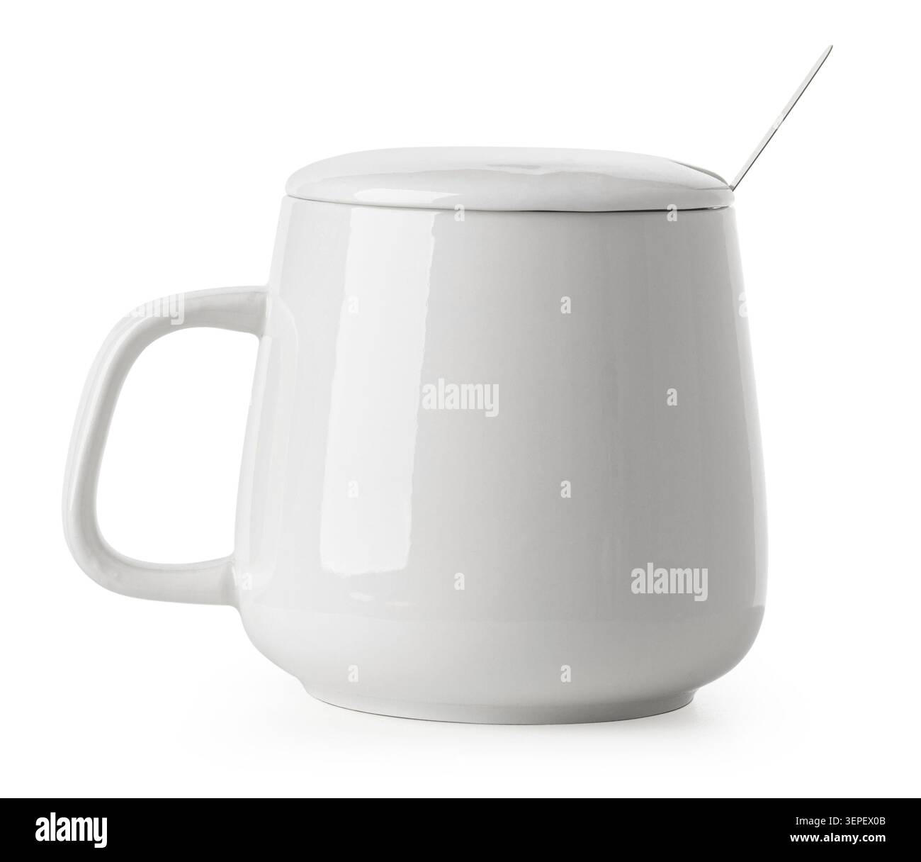Tazza in ceramica con coperchio e cucchiaio per creare spazio per testo o branding Foto Stock