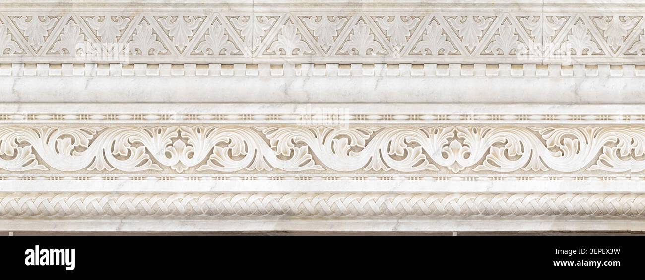 Intaglio in marmo bianco che mostra bordi decorativi architettonici classici e motivi intricati Foto Stock