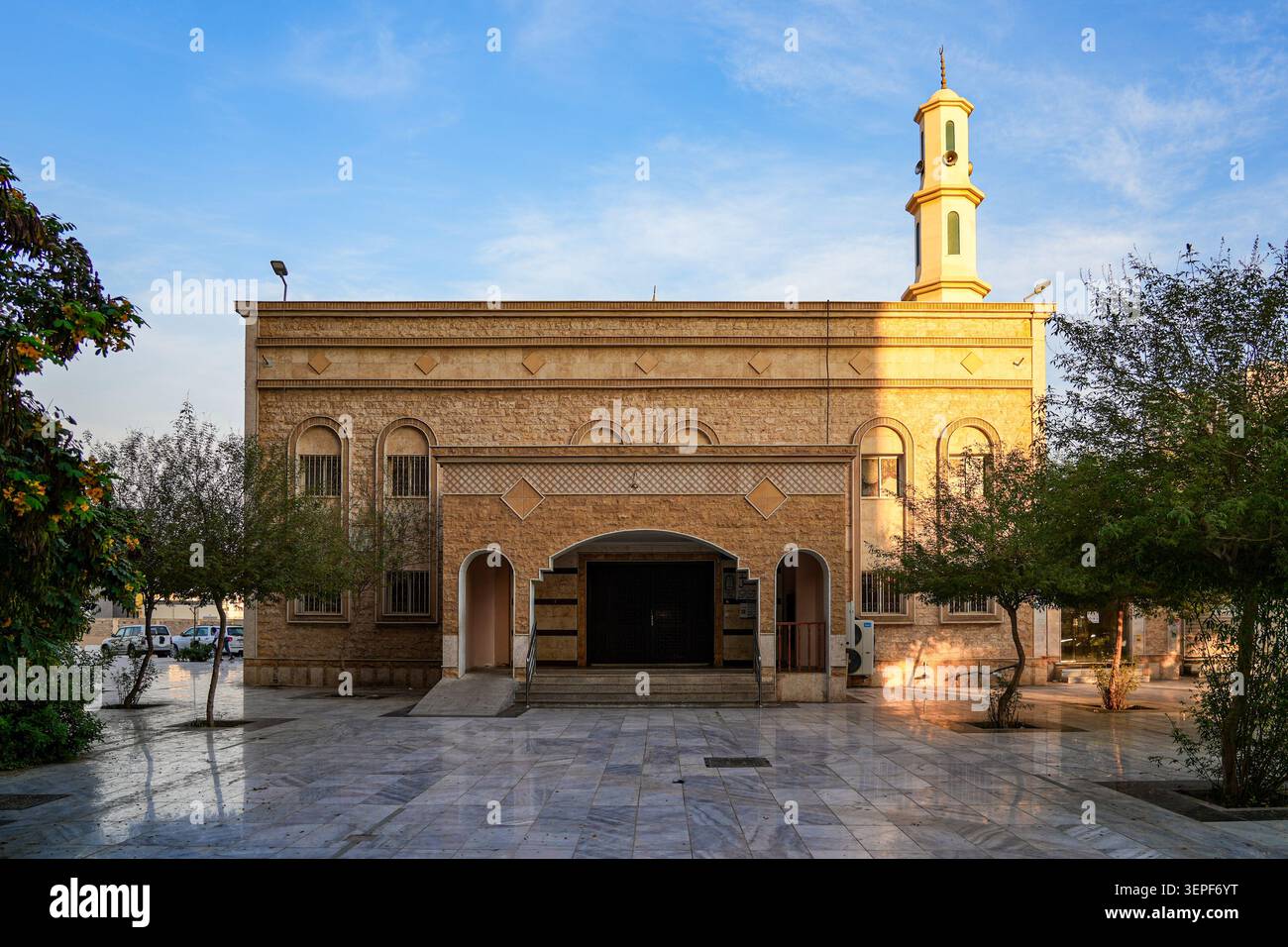 La facciata della Moschea Zainal-Hassan Mufti lungo Quba Avenue a Madinah, Saudi Avenue Foto Stock