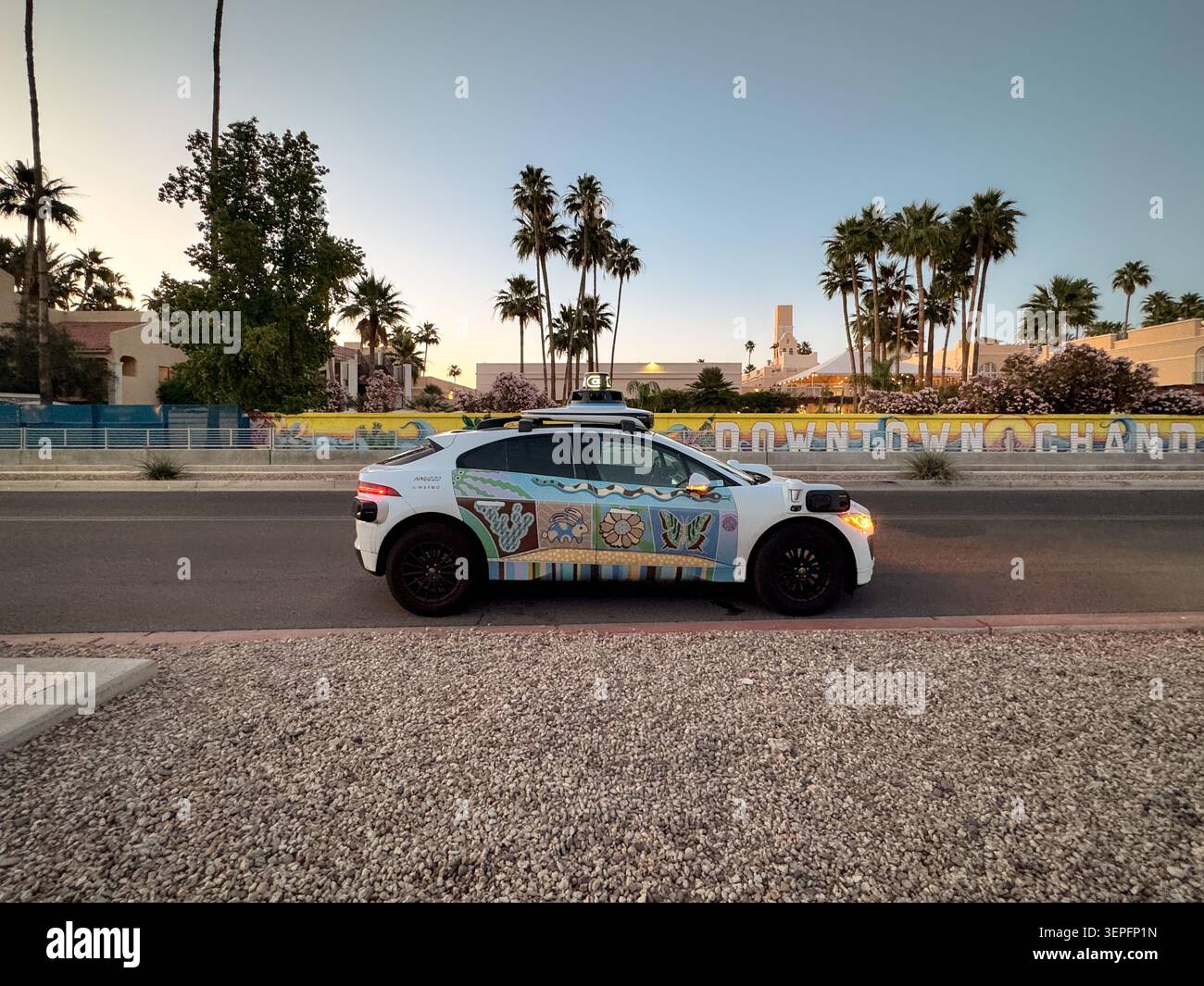 Veicolo autonomo Waymo che opera su una strada a Chandler, Arizona, Stati Uniti. Foto Stock
