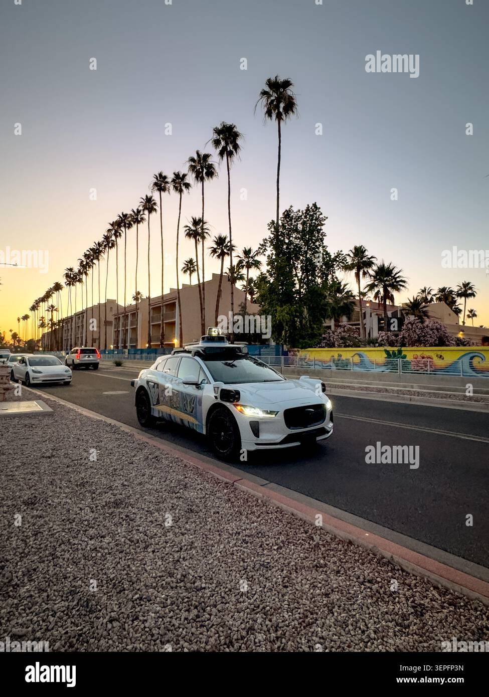 Veicolo autonomo Waymo che opera su una strada a Chandler, Arizona, Stati Uniti. Foto Stock