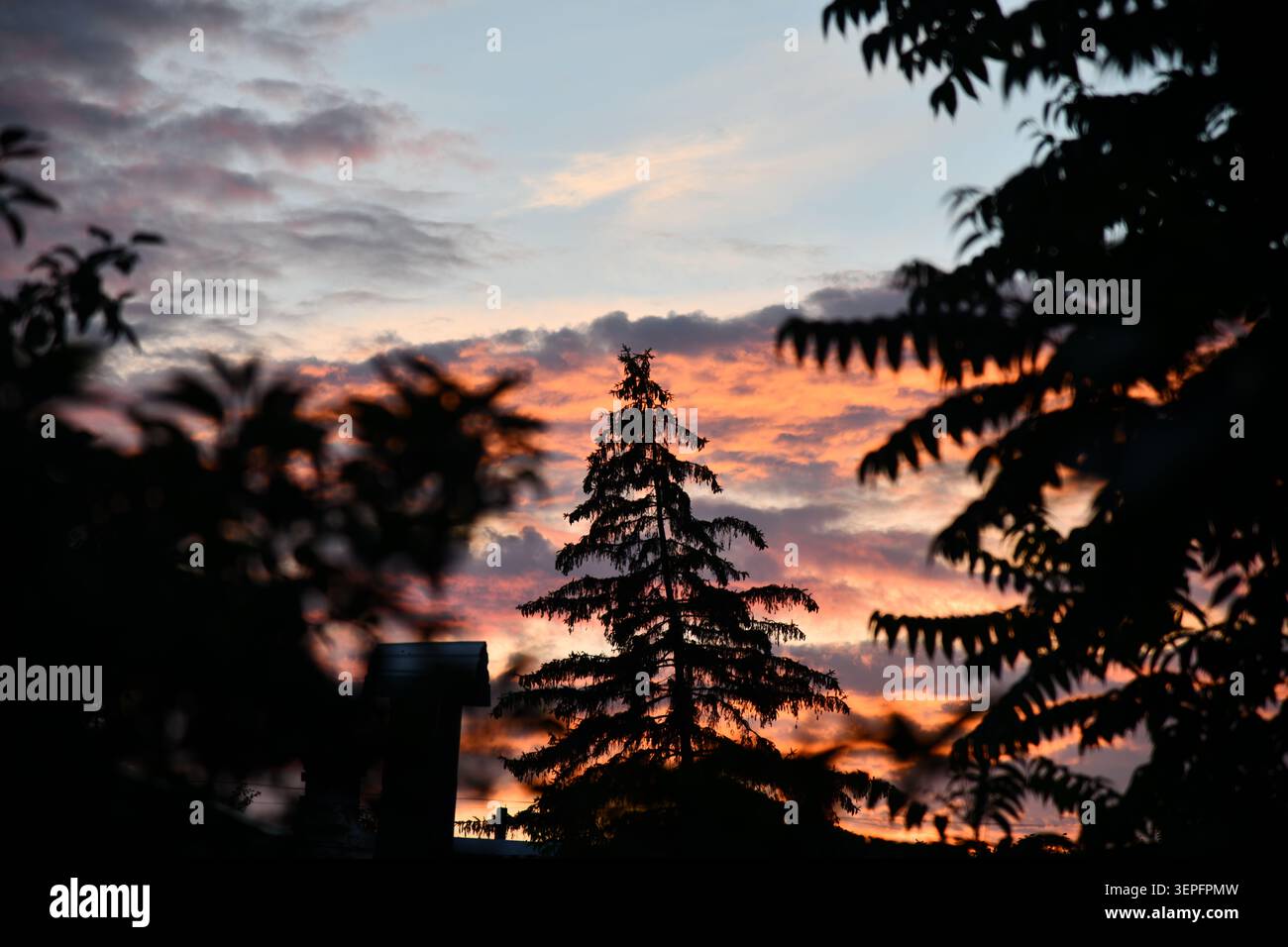 Panorama colorato magnifico tramonto in campagna sopra colline e campi, bellezza natura sfondo Foto Stock