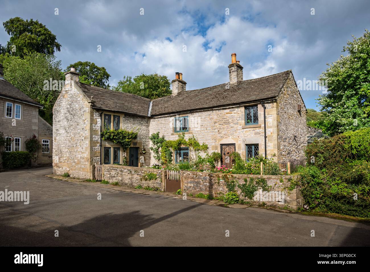 Vista a tre quarti dello storico Spa Cottage in pietra calcarea e pietra gritstone del XVIII secolo presso il Nook a Stoney Middleton, Peak District, Derbyshire, Foto Stock
