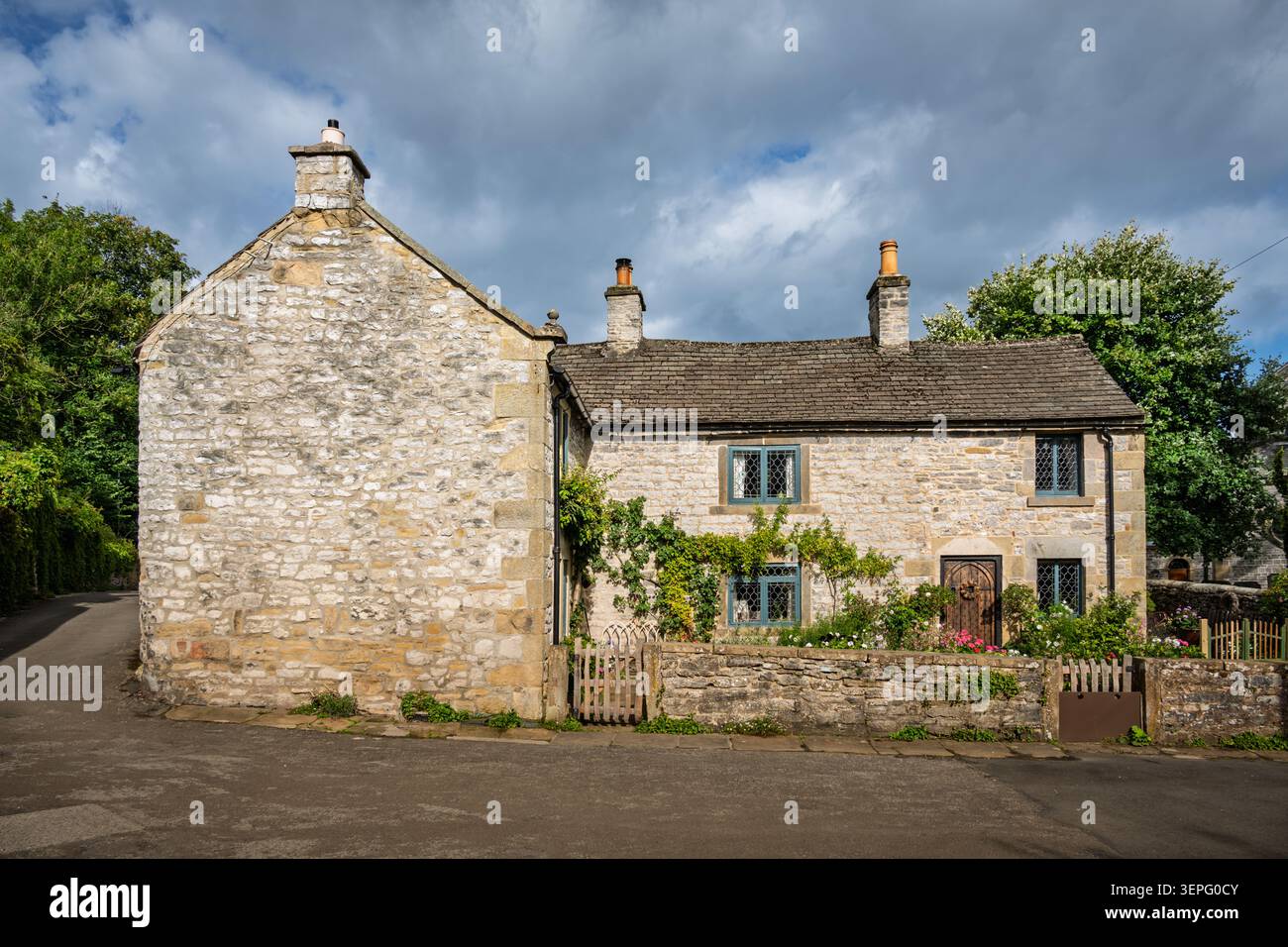 Vista frontale simmetrica dell'elevazione dello Spa Cottage del XVIII secolo presso il Nook, che presenta la sua baia con i tetti spioventi e i condimenti in pietra gritstone a Stoney mi Foto Stock