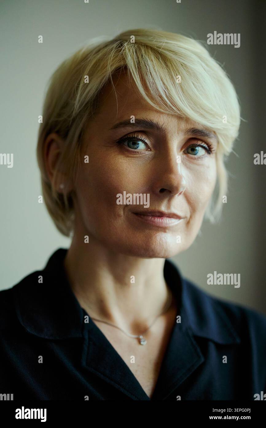 Ritratto di una donna d'affari caucasica di mezza età che guarda la macchina fotografica, trasmettendo leadership e fiducia nell'ambiente d'ufficio. Ideale per il branding aziendale, il profilo dirigenziale, il mercato verticale Foto Stock