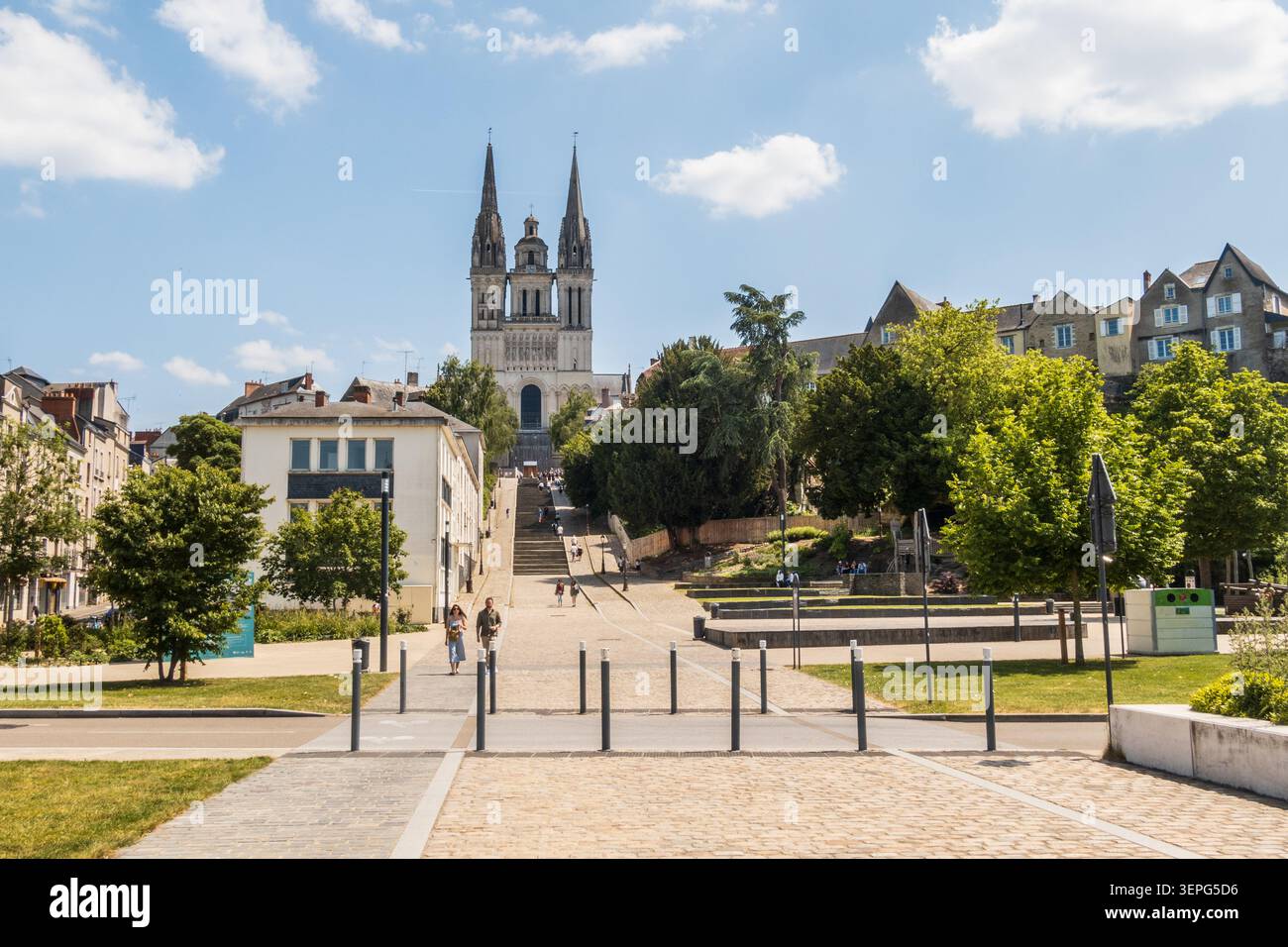 Angers, Francia - 27 maggio 2023 : nella città di Angers e nella sua Cattedrale gotica di Saint-Maurice, edificio costruito tra il XII e il XIII secolo. Foto Stock