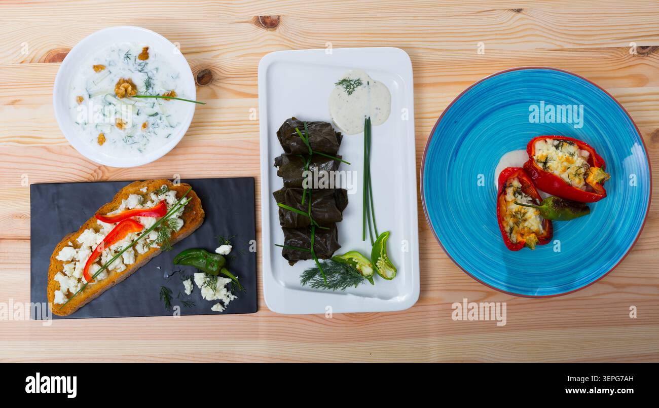 Piatti della cucina tradizionale bulgara con involtini d'uva, verdure e altro ancora Foto Stock