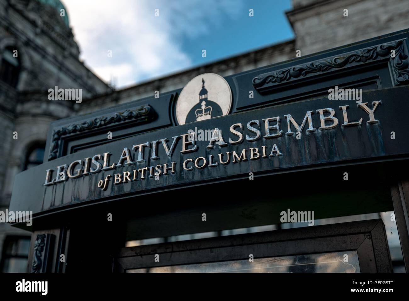 Cartellone dell'Assemblea legislativa della Columbia Britannica presso gli edifici del Parlamento di Victoria, Columbia Britannica, Canada. Foto Stock