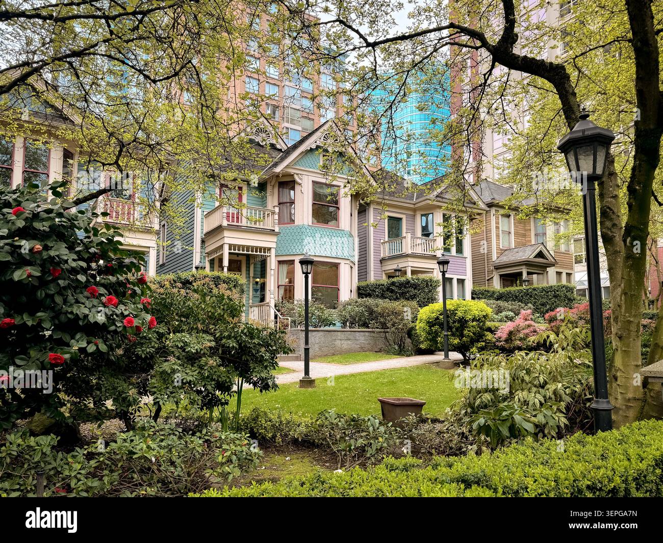 Case storiche circondate da giardini primaverili nel quartiere Yaletown di Vancouver, British Columbia, Canada. Foto Stock