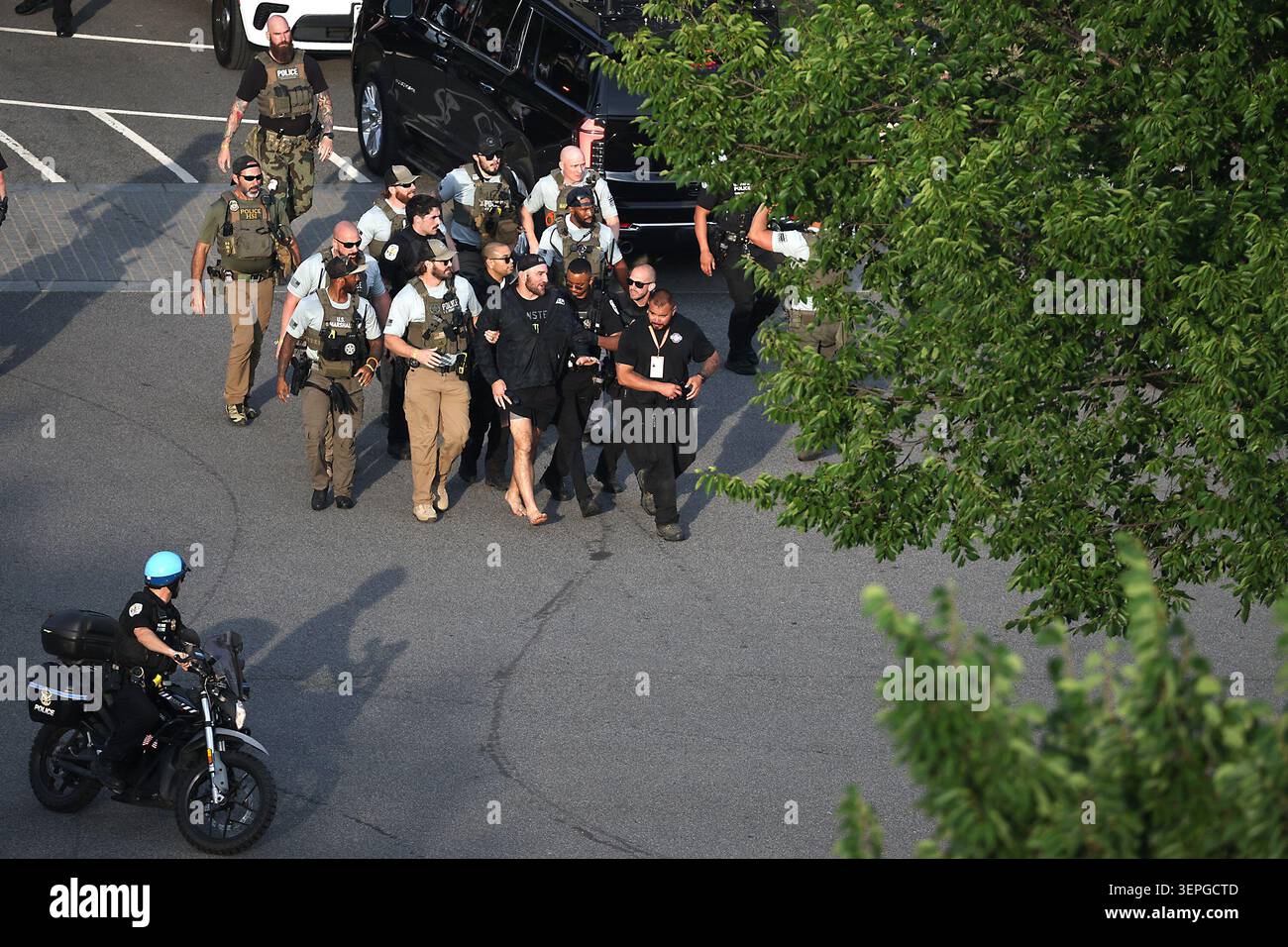 Washington, Stati Uniti. 14 giugno 2026. WASHINGTON, DC - 14 GIUGNO: il combattente MMA Sean Strickland è scortato fuori dall'UFC Freedom 250 fan Fest on the Ellipse dagli U.S. Secret Service e da altre forze dell'ordine in vista della lotta UFC Freedom 250 sul South Lawn della Casa Bianca il 14 giugno 2026 a Washington, DC. il presidente Trump ospiterà una serie di incontri Ultimate Fighting Championship per il suo 80° compleanno, che la Casa Bianca definisce "una celebrazione una volta in una generazione dello spirito combattivo americano". (Foto di Kevin Dietsch/Getty Images) credito: Abaca Press/Alamy Live News Foto Stock