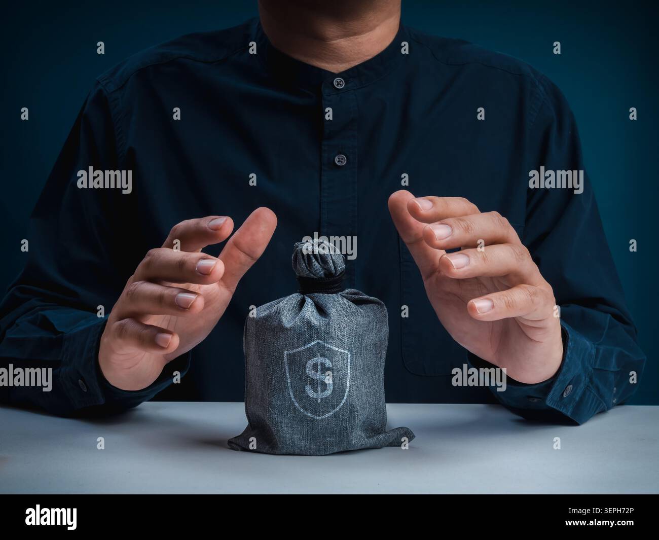 Borsa per la protezione delle mani con l'icona dello scudo. Fondo di emergenza, sicurezza finanziaria, protezione della ricchezza, fondi di riserva, risparmi sicuri, concetto assicurativo, Foto Stock