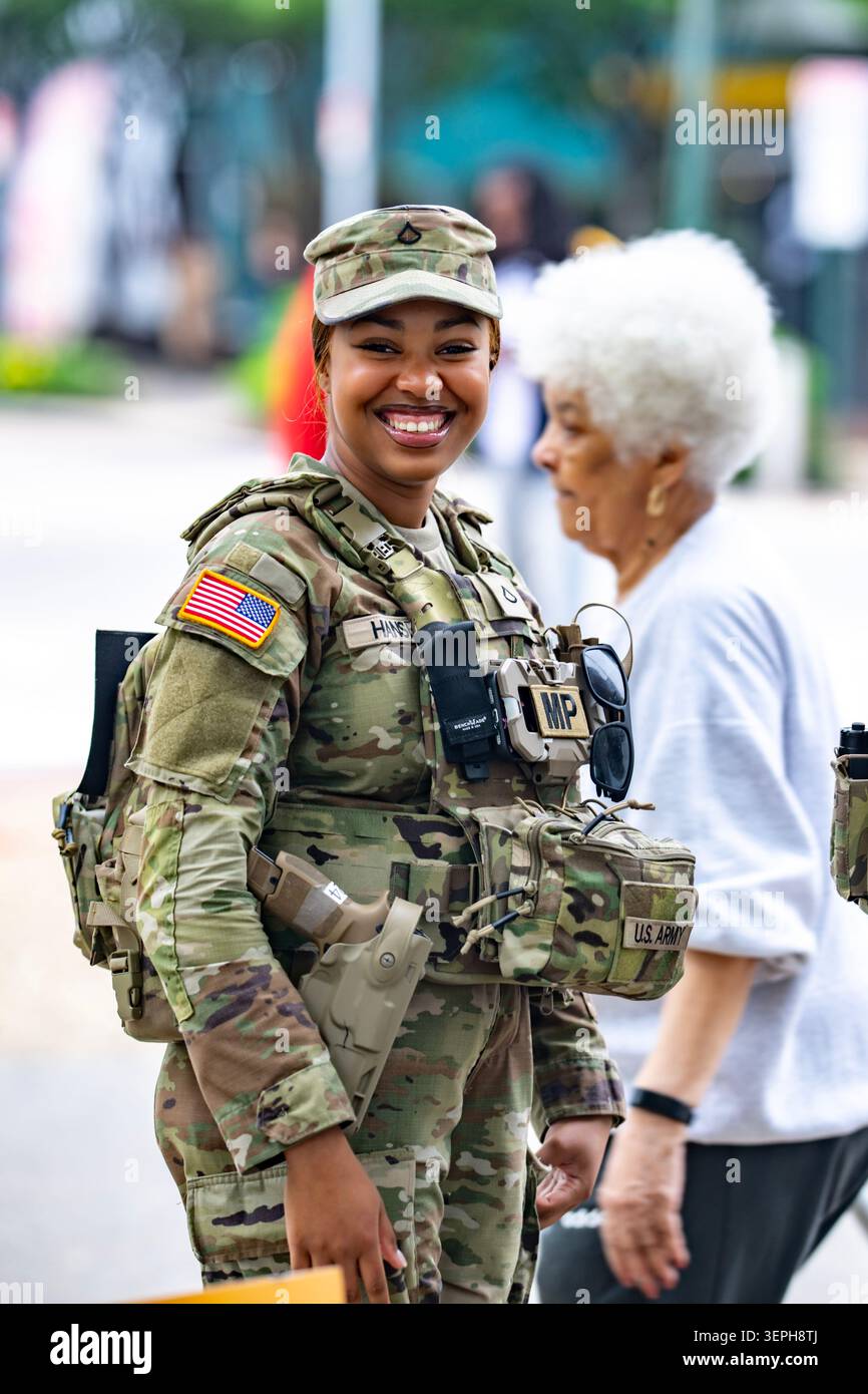 5.24.2026. Washington DC. USA. Donne militari di bellezza in uniforme mimetica. Patch della polizia militare sul giubbotto. Equipaggiamento militare con bandiera americana. Militari Foto Stock