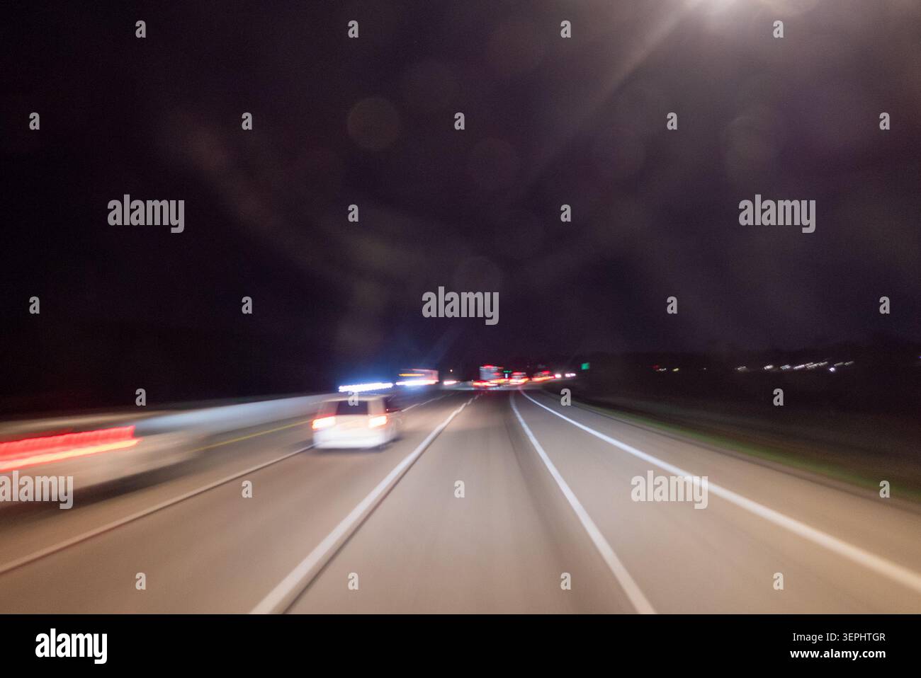 I semafori notturni dell'autostrada tracciano la vista a lunga esposizione dal movimento Foto Stock