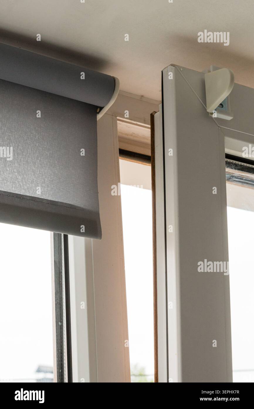 Moderna finestra in PVC in modalità di micro ventilazione per la circolazione dell'aria esterna in ambienti interni Foto Stock