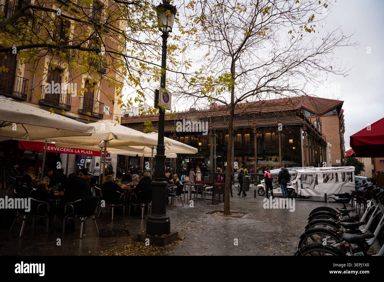 Mercado de San Miguel e caffè all'aperto in Plaza de San Miguel, Madrid, Spagna Foto Stock