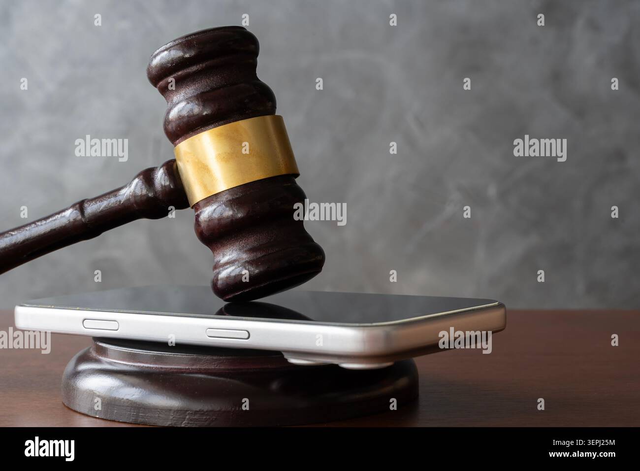 Primo piano di un martelletto legale su uno smartphone, che rappresenta il diritto informatico, la giustizia online, la normativa sulla privacy, le prove digitali, conformità e tecnologia dis Foto Stock