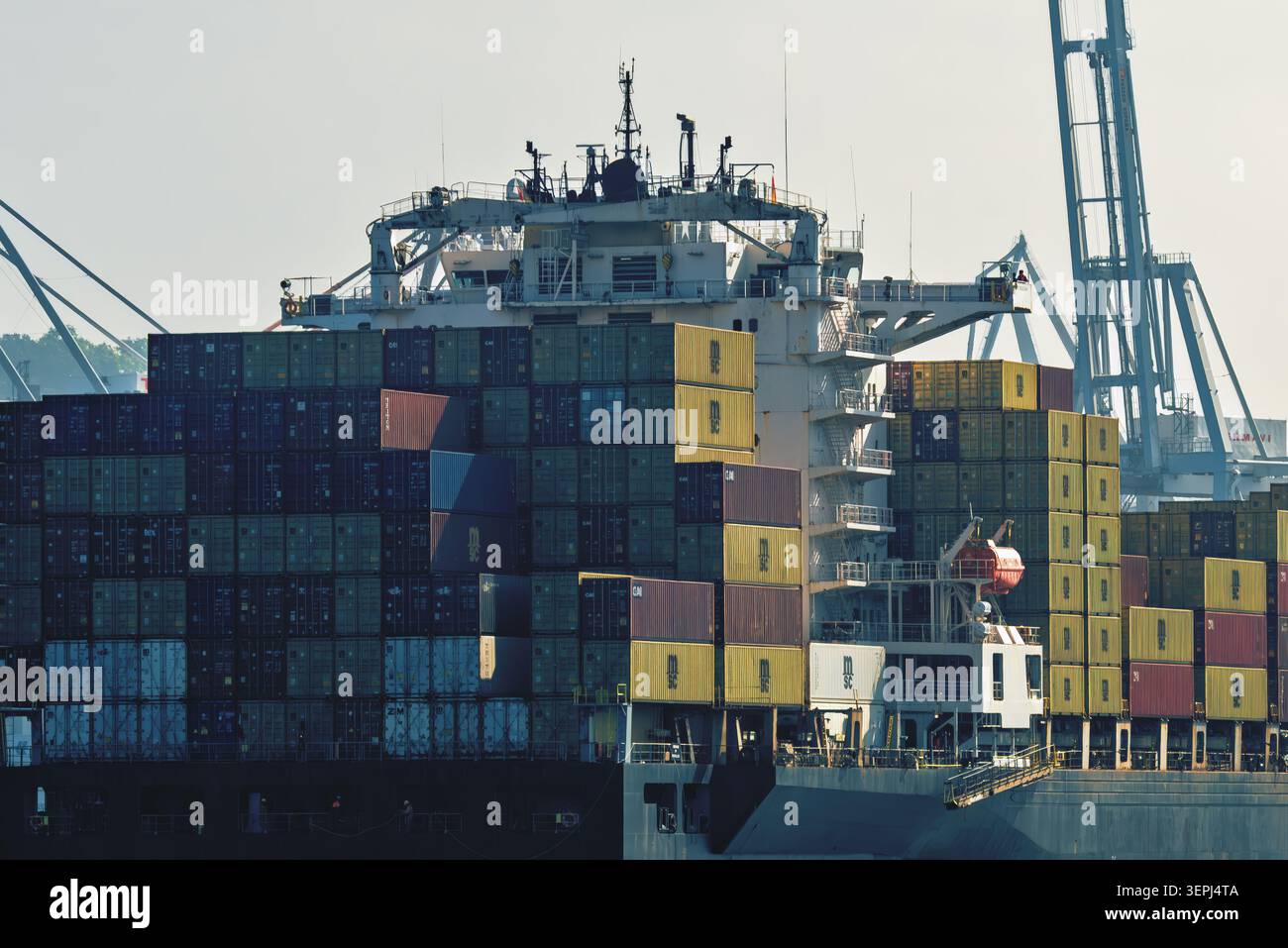 Una vista dettagliata della sovrastruttura e del ponte della nave container Jolly Verde al porto di Vigo il 26 maggio 2026. Foto Stock