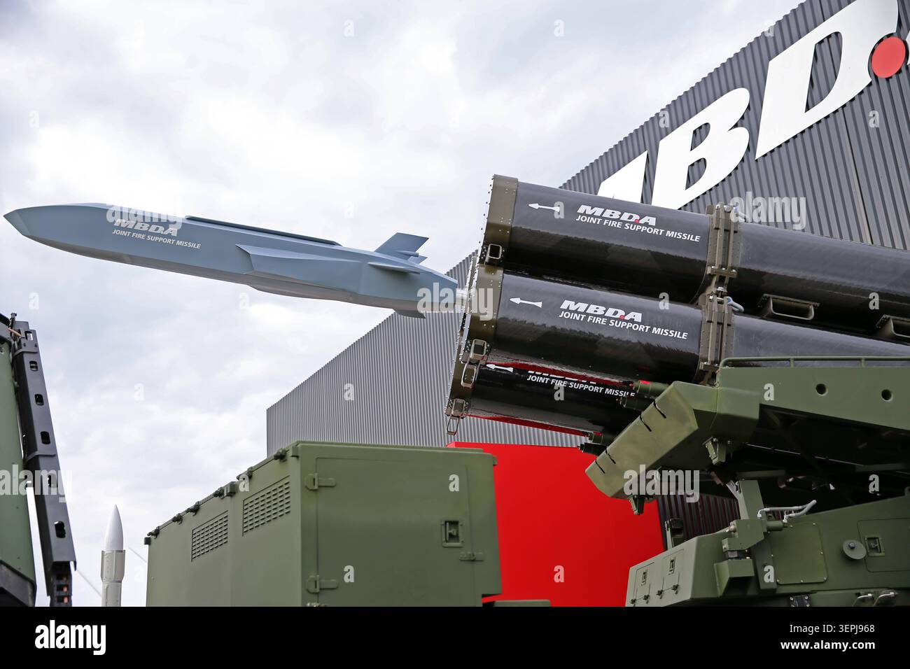 Die MDBA Matra BAe Dynamics Alenia ist ein weltweit führender Hersteller von Lenkflugkörpern und Luftverteidigungssystemen. DAS multinationale Unternehmen gehört zu Airbus, BAE Systems e Leonardo. MDBA War auf der ILA Berlin 2026 vertreten. Die MDBA Matra BAe Dynamics Alenia ist ein weltweit führender Hersteller von Lenkflugkörpern und Luftverteidigungssystemen. DAS multinationale Unternehmen gehört zu Airbus, BAE Systems e Leonardo. MDBA War auf der ILA Berlin 2026 vertreten. Berlino Brandeburgo Deutschland *** MDBA Matra BAe Dynamics Alenia è un produttore leader a livello mondiale di missili e missili Foto Stock