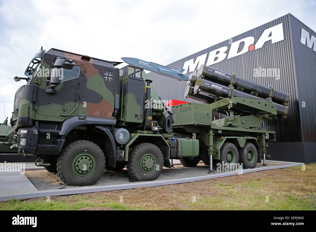 Die MDBA Matra BAe Dynamics Alenia ist ein weltweit führender Hersteller von Lenkflugkörpern und Luftverteidigungssystemen. DAS multinationale Unternehmen gehört zu Airbus, BAE Systems e Leonardo. MDBA War auf der ILA Berlin 2026 vertreten. Die MDBA Matra BAe Dynamics Alenia ist ein weltweit führender Hersteller von Lenkflugkörpern und Luftverteidigungssystemen. DAS multinationale Unternehmen gehört zu Airbus, BAE Systems e Leonardo. MDBA War auf der ILA Berlin 2026 vertreten. Berlino Brandeburgo Deutschland *** MDBA Matra BAe Dynamics Alenia è un produttore leader a livello mondiale di missili e missili Foto Stock