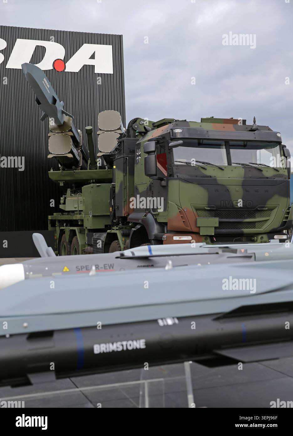 Die MDBA Matra BAe Dynamics Alenia ist ein weltweit führender Hersteller von Lenkflugkörpern und Luftverteidigungssystemen. DAS multinationale Unternehmen gehört zu Airbus, BAE Systems e Leonardo. MDBA War auf der ILA Berlin 2026 vertreten. Die MDBA Matra BAe Dynamics Alenia ist ein weltweit führender Hersteller von Lenkflugkörpern und Luftverteidigungssystemen. DAS multinationale Unternehmen gehört zu Airbus, BAE Systems e Leonardo. MDBA War auf der ILA Berlin 2026 vertreten. Berlino Brandeburgo Deutschland *** MDBA Matra BAe Dynamics Alenia è un produttore leader a livello mondiale di missili e missili Foto Stock