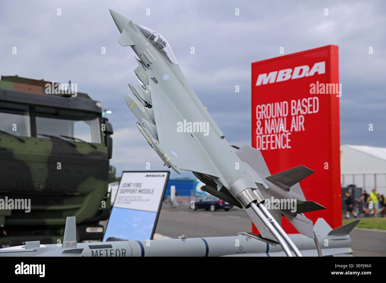 Die MDBA Matra BAe Dynamics Alenia ist ein weltweit führender Hersteller von Lenkflugkörpern und Luftverteidigungssystemen. DAS multinationale Unternehmen gehört zu Airbus, BAE Systems e Leonardo. MDBA War auf der ILA Berlin 2026 vertreten. Die MDBA Matra BAe Dynamics Alenia ist ein weltweit führender Hersteller von Lenkflugkörpern und Luftverteidigungssystemen. DAS multinationale Unternehmen gehört zu Airbus, BAE Systems e Leonardo. MDBA War auf der ILA Berlin 2026 vertreten. Berlino Brandeburgo Deutschland *** MDBA Matra BAe Dynamics Alenia è un produttore leader a livello mondiale di missili e missili Foto Stock