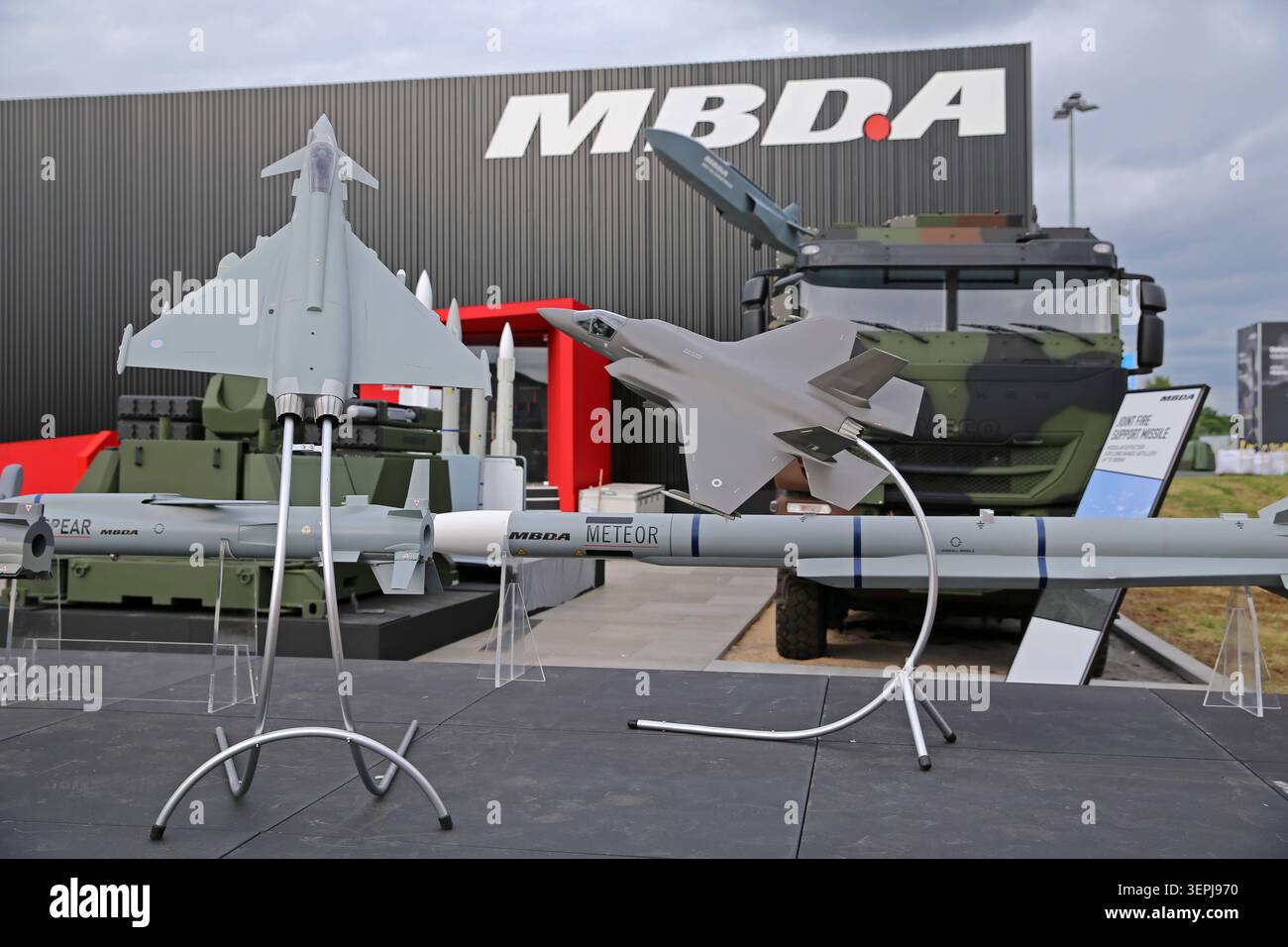 Die MDBA Matra BAe Dynamics Alenia ist ein weltweit führender Hersteller von Lenkflugkörpern und Luftverteidigungssystemen. DAS multinationale Unternehmen gehört zu Airbus, BAE Systems e Leonardo. MDBA War auf der ILA Berlin 2026 vertreten. Die MDBA Matra BAe Dynamics Alenia ist ein weltweit führender Hersteller von Lenkflugkörpern und Luftverteidigungssystemen. DAS multinationale Unternehmen gehört zu Airbus, BAE Systems e Leonardo. MDBA War auf der ILA Berlin 2026 vertreten. Berlino Brandeburgo Deutschland *** MDBA Matra BAe Dynamics Alenia è un produttore leader a livello mondiale di missili e missili Foto Stock