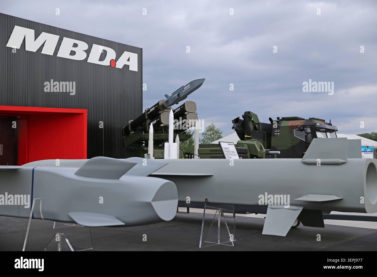 Die MDBA Matra BAe Dynamics Alenia ist ein weltweit führender Hersteller von Lenkflugkörpern und Luftverteidigungssystemen. DAS multinationale Unternehmen gehört zu Airbus, BAE Systems e Leonardo. MDBA War auf der ILA Berlin 2026 vertreten. Die MDBA Matra BAe Dynamics Alenia ist ein weltweit führender Hersteller von Lenkflugkörpern und Luftverteidigungssystemen. DAS multinationale Unternehmen gehört zu Airbus, BAE Systems e Leonardo. MDBA War auf der ILA Berlin 2026 vertreten. Berlino Brandeburgo Deutschland *** MDBA Matra BAe Dynamics Alenia è un produttore leader a livello mondiale di missili e missili Foto Stock