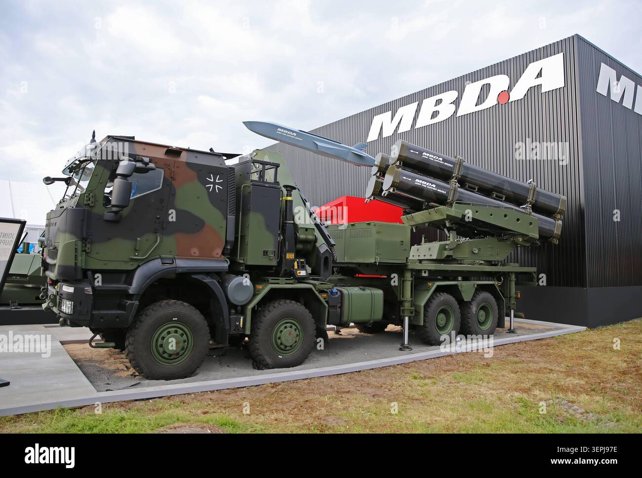 Die MDBA Matra BAe Dynamics Alenia ist ein weltweit führender Hersteller von Lenkflugkörpern und Luftverteidigungssystemen. DAS multinationale Unternehmen gehört zu Airbus, BAE Systems e Leonardo. MDBA War auf der ILA Berlin 2026 vertreten. Die MDBA Matra BAe Dynamics Alenia ist ein weltweit führender Hersteller von Lenkflugkörpern und Luftverteidigungssystemen. DAS multinationale Unternehmen gehört zu Airbus, BAE Systems e Leonardo. MDBA War auf der ILA Berlin 2026 vertreten. Berlino Brandeburgo Deutschland *** MDBA Matra BAe Dynamics Alenia è un produttore leader a livello mondiale di missili e missili Foto Stock