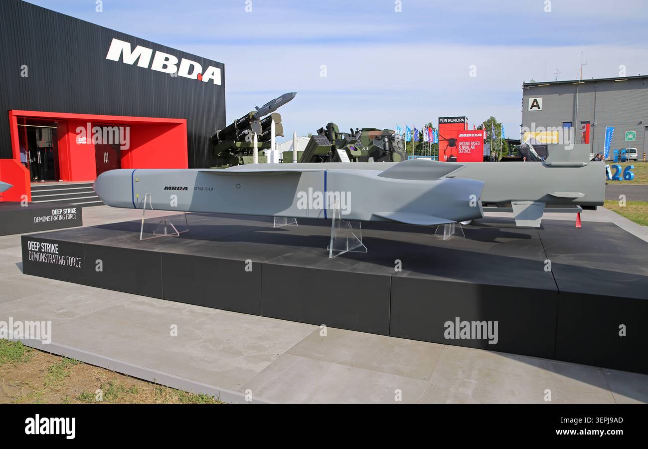 Die MDBA Matra BAe Dynamics Alenia ist ein weltweit führender Hersteller von Lenkflugkörpern und Luftverteidigungssystemen. DAS multinationale Unternehmen gehört zu Airbus, BAE Systems e Leonardo. MDBA War auf der ILA Berlin 2026 vertreten. Die MDBA Matra BAe Dynamics Alenia ist ein weltweit führender Hersteller von Lenkflugkörpern und Luftverteidigungssystemen. DAS multinationale Unternehmen gehört zu Airbus, BAE Systems e Leonardo. MDBA War auf der ILA Berlin 2026 vertreten. Berlino Brandeburgo Deutschland *** MDBA Matra BAe Dynamics Alenia è un produttore leader a livello mondiale di missili e missili Foto Stock