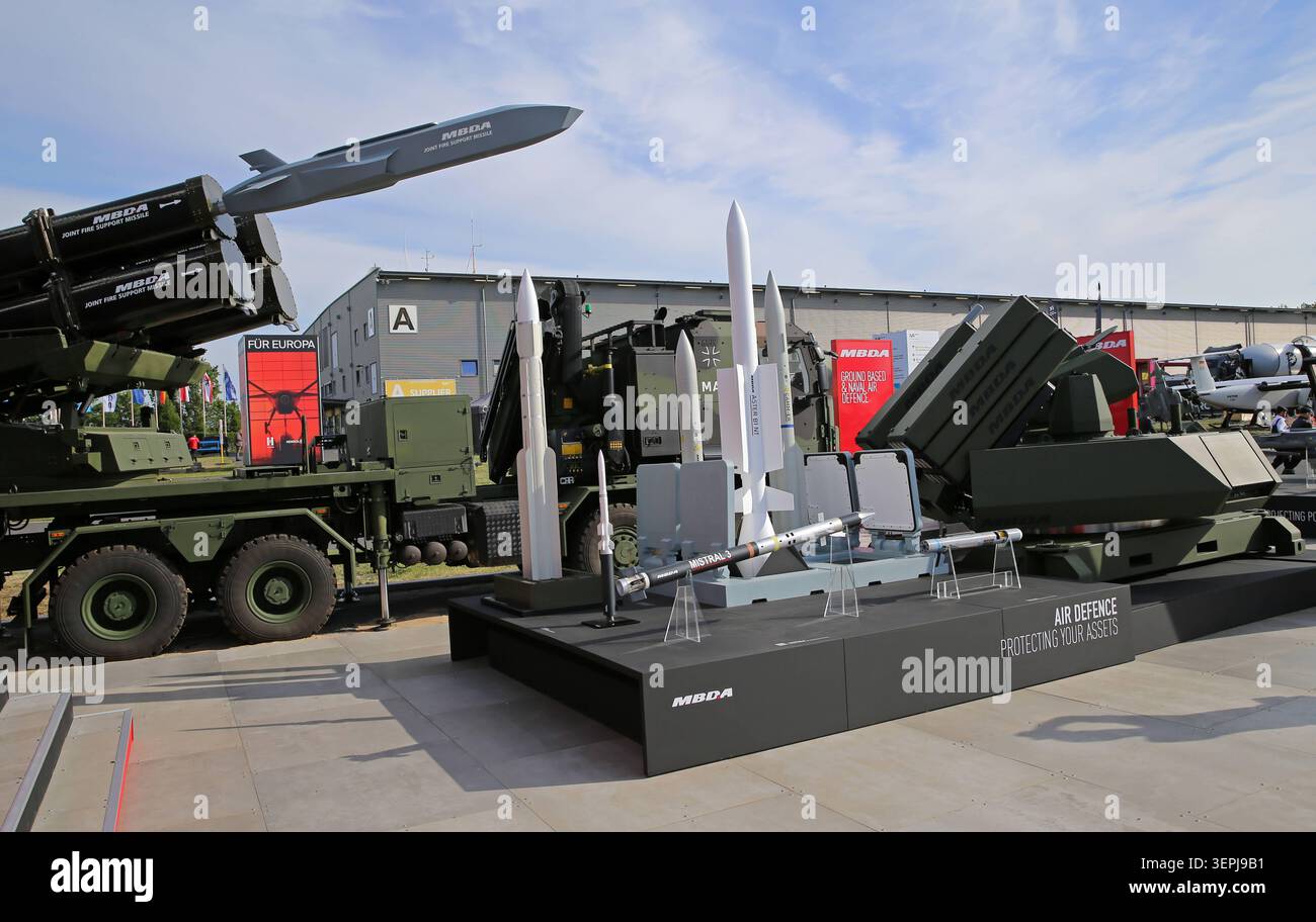Die MDBA Matra BAe Dynamics Alenia ist ein weltweit führender Hersteller von Lenkflugkörpern und Luftverteidigungssystemen. DAS multinationale Unternehmen gehört zu Airbus, BAE Systems e Leonardo. MDBA War auf der ILA Berlin 2026 vertreten. Die MDBA Matra BAe Dynamics Alenia ist ein weltweit führender Hersteller von Lenkflugkörpern und Luftverteidigungssystemen. DAS multinationale Unternehmen gehört zu Airbus, BAE Systems e Leonardo. MDBA War auf der ILA Berlin 2026 vertreten. Berlino Brandeburgo Deutschland *** MDBA Matra BAe Dynamics Alenia è un produttore leader a livello mondiale di missili e missili Foto Stock