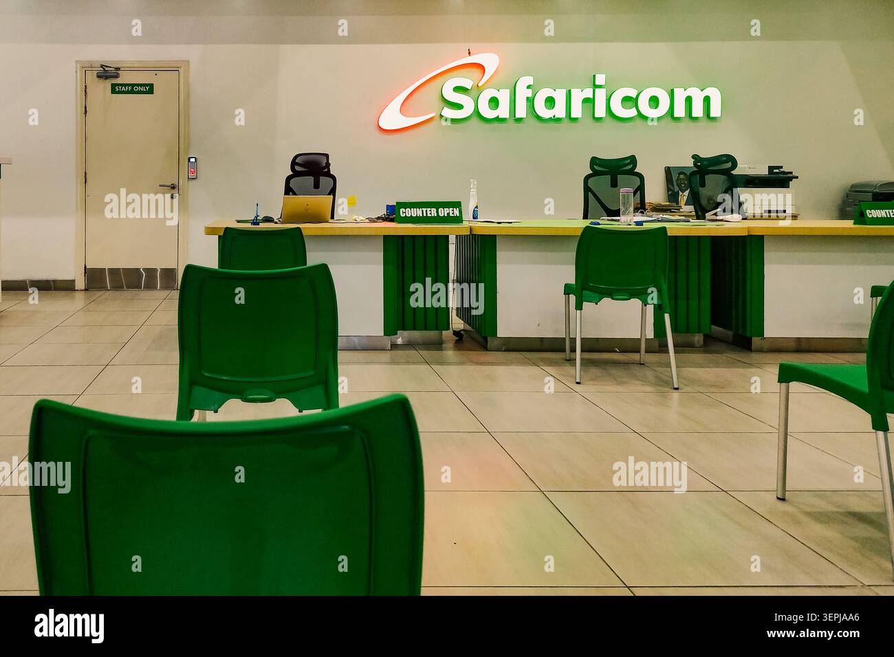 14 giugno 2026 - interno del Safaricom Customer Service Shop con banchi di servizio e sedie d'attesa presso Imaara Mall, Nairobi, Kenya Foto Stock