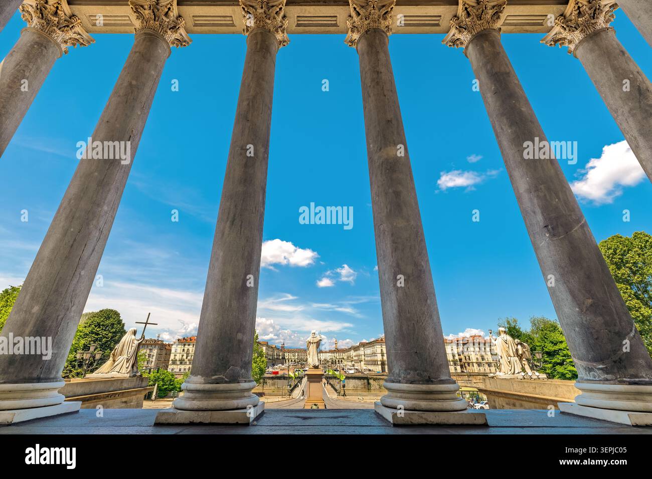Vista simmetrica di Piazza Vittorio Veneto attraverso le colonne della Gran madre, Torino, Italia Foto Stock