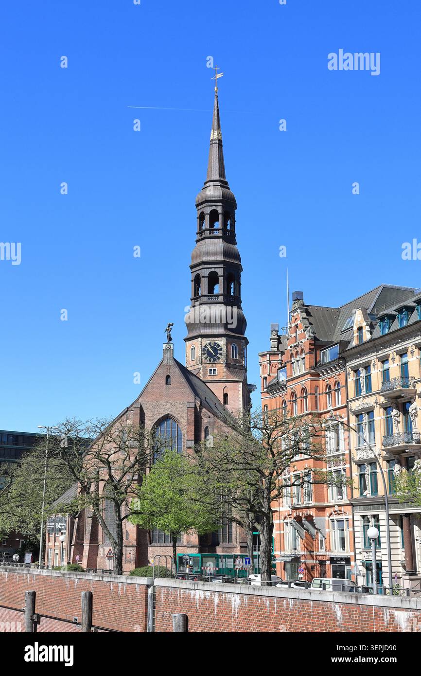 Una vista della chiesa di Santa Caterina ad Amburgo, Germania. La chiesa si trova accanto a Zollcanal, un canale marittimo del XIX secolo. Foto Stock