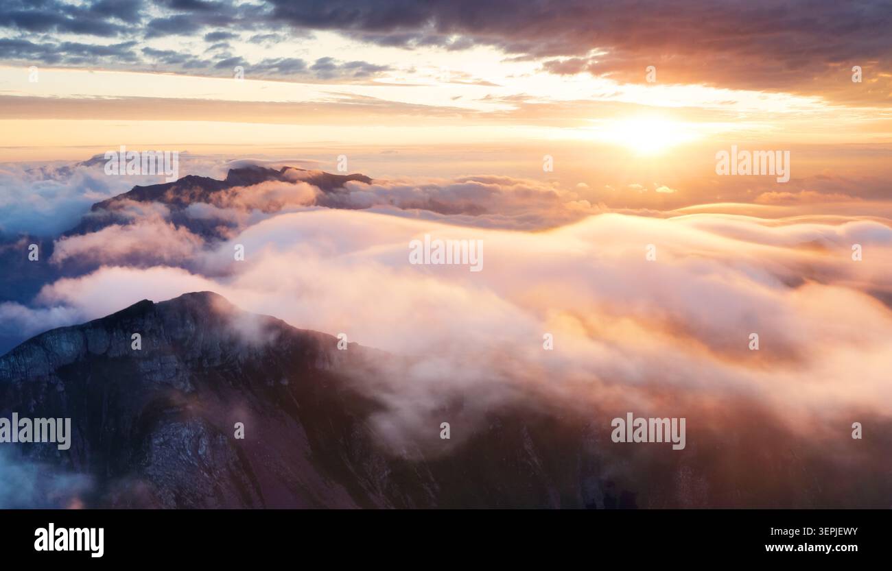 Vista panoramica mozzafiato di una catena montuosa, Alpi Ennstal, Stiria, Austria. I loro picchi sono avvolti dalla nebbia. Terreno accidentato nelle Alpi austriache. Wanderl Foto Stock