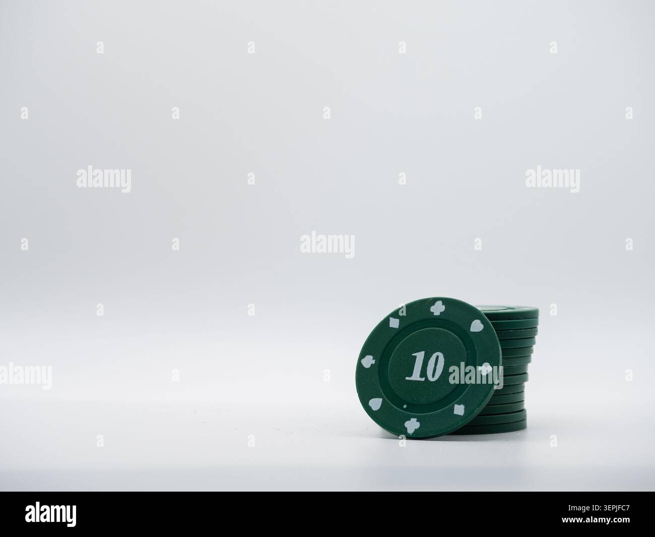 Poker chips su sfondo bianco Foto Stock